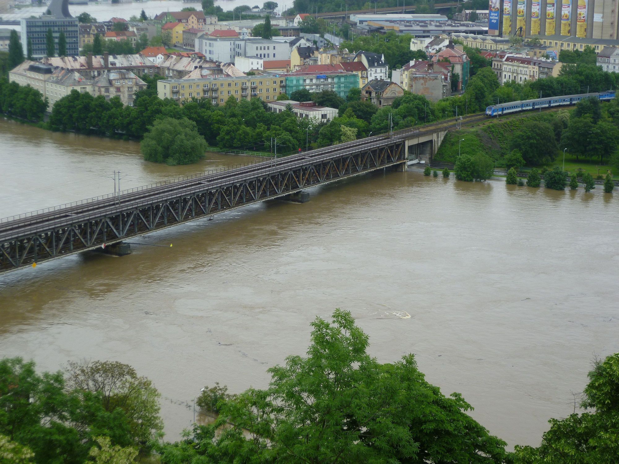 Železniční most z hlavního a západního nádraží na Střekov